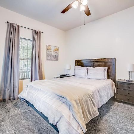 Midtown Modern Farmhouse サンアントニオ エクステリア 写真