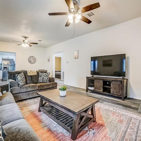 Midtown Modern Farmhouse サンアントニオ エクステリア 写真