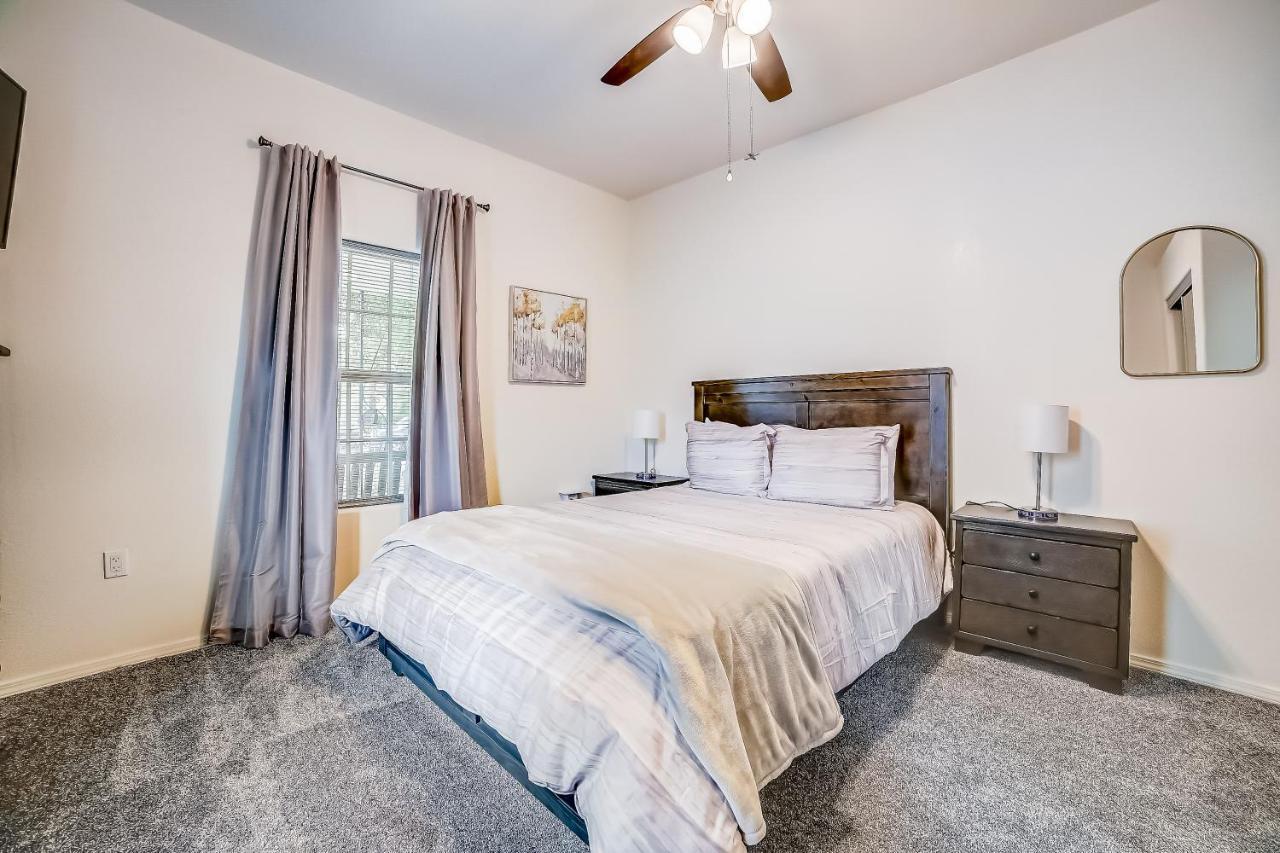 Midtown Modern Farmhouse サンアントニオ エクステリア 写真