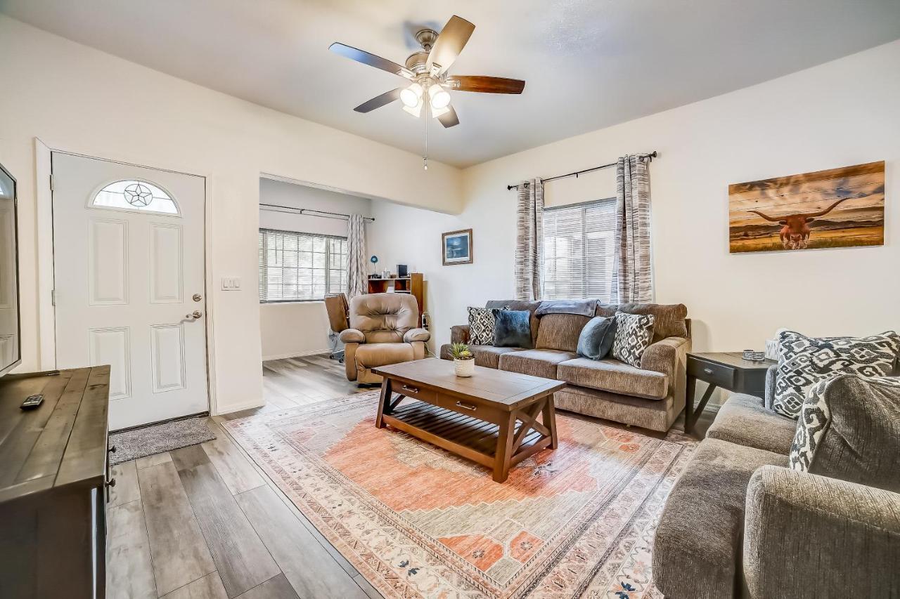 Midtown Modern Farmhouse サンアントニオ エクステリア 写真