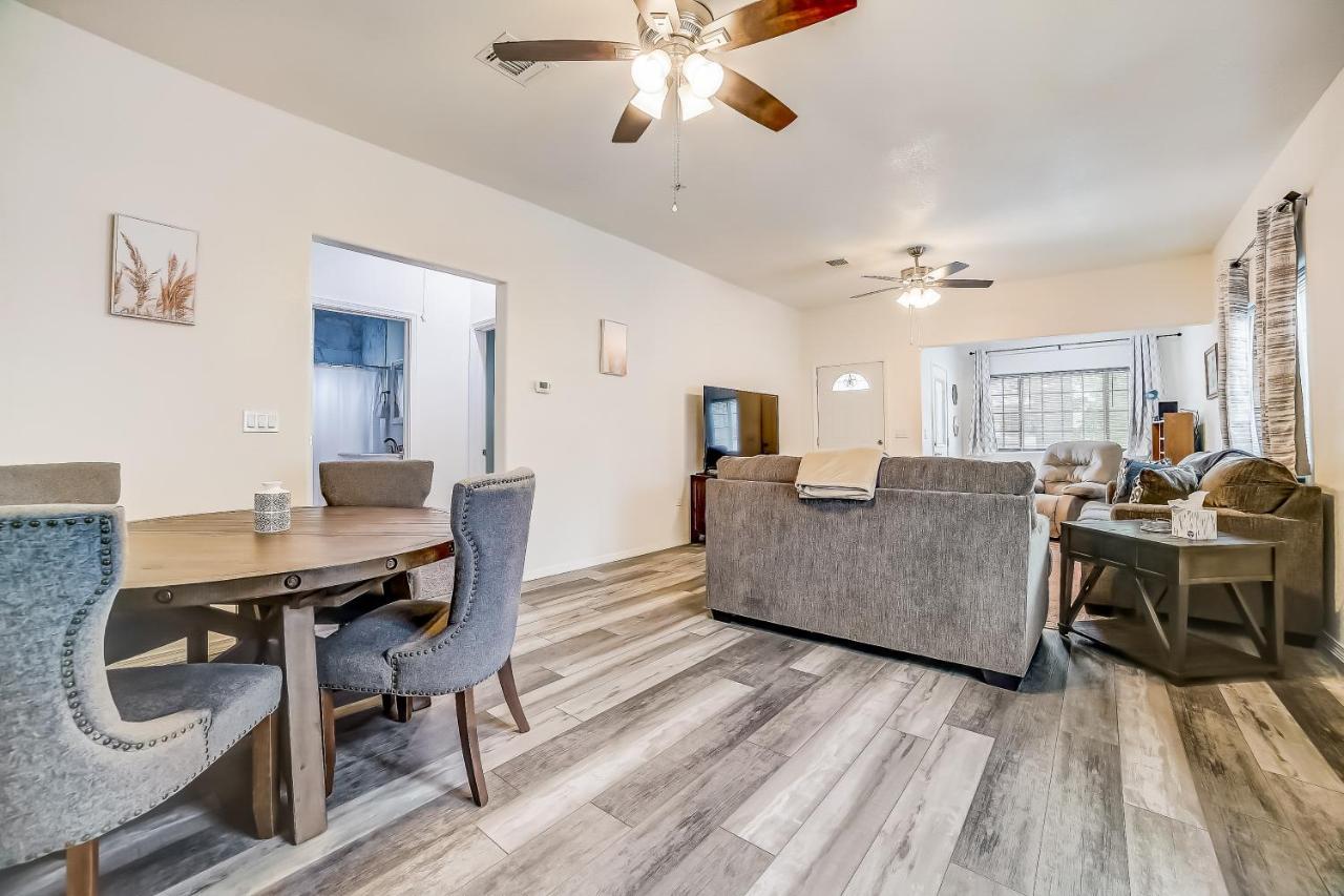 Midtown Modern Farmhouse サンアントニオ エクステリア 写真