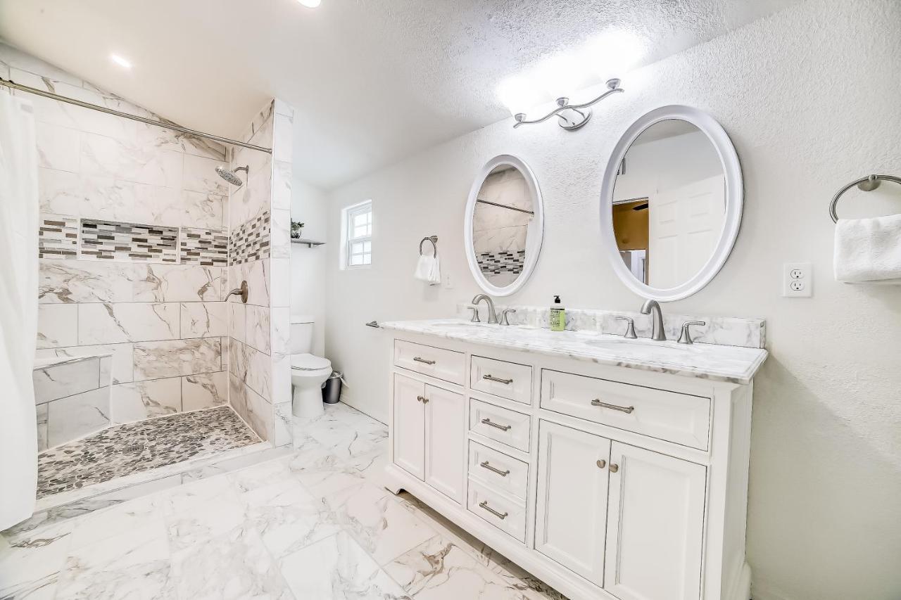 Midtown Modern Farmhouse サンアントニオ エクステリア 写真
