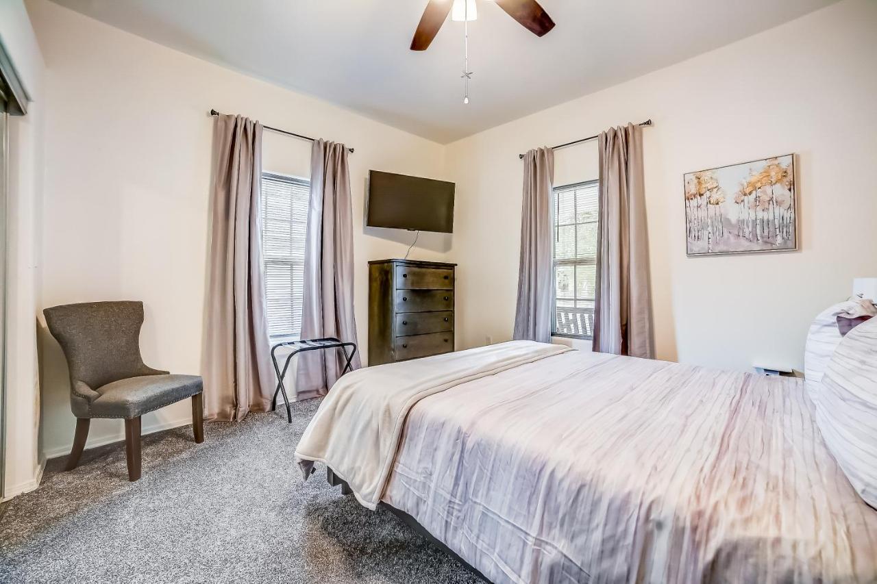 Midtown Modern Farmhouse サンアントニオ エクステリア 写真